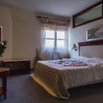 Crithoni's Paradise Hotel