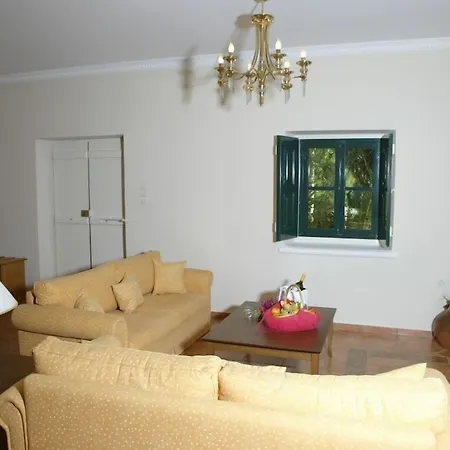 Crithoni's Paradise فندق أليندا